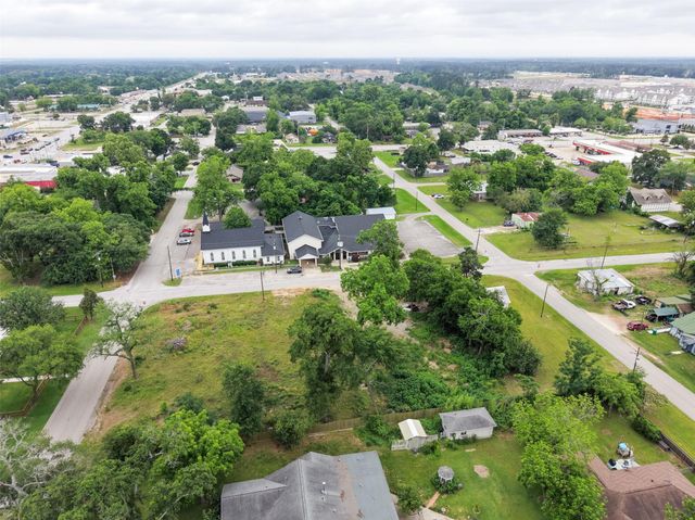 305 N Thomason Street, Willis, TX 77378