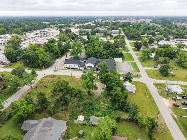 305 N Thomason Street, Willis, TX 77378