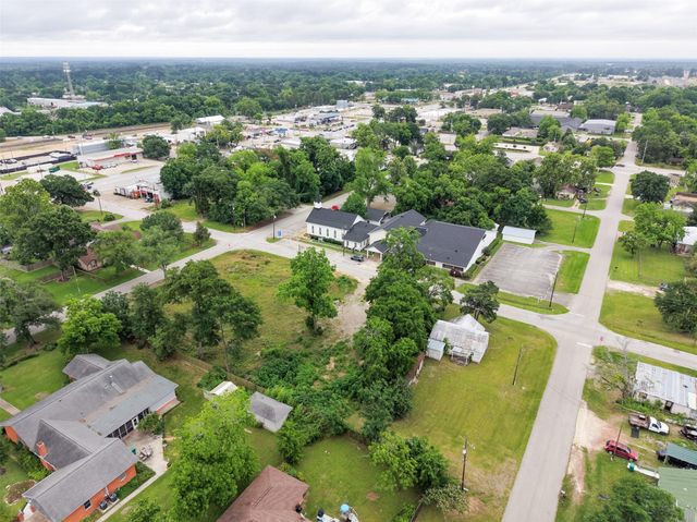 305 N Thomason Street, Willis, TX 77378