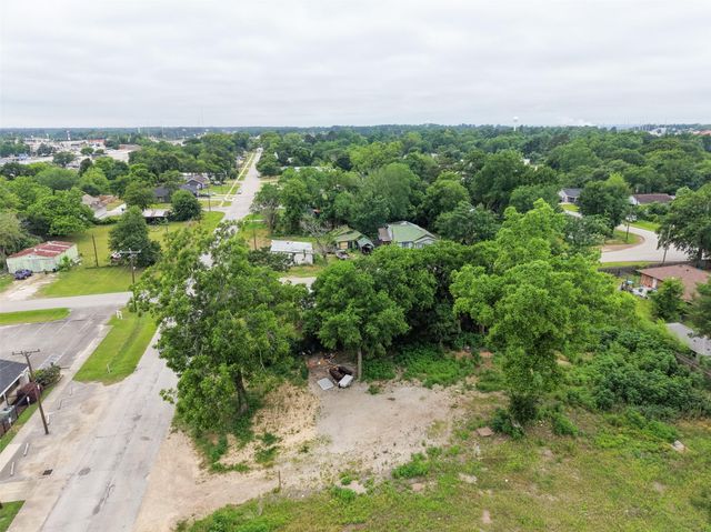305 N Thomason Street, Willis, TX 77378