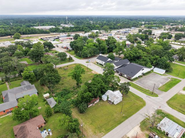 305 N Thomason Street, Willis, TX 77378