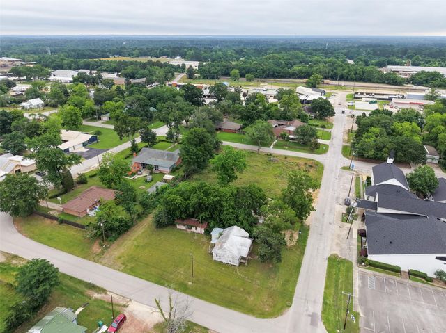 305 N Thomason Street, Willis, TX 77378
