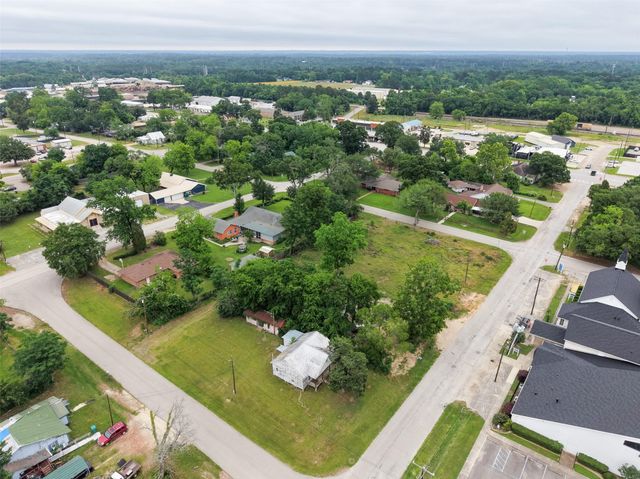 305 N Thomason Street, Willis, TX 77378