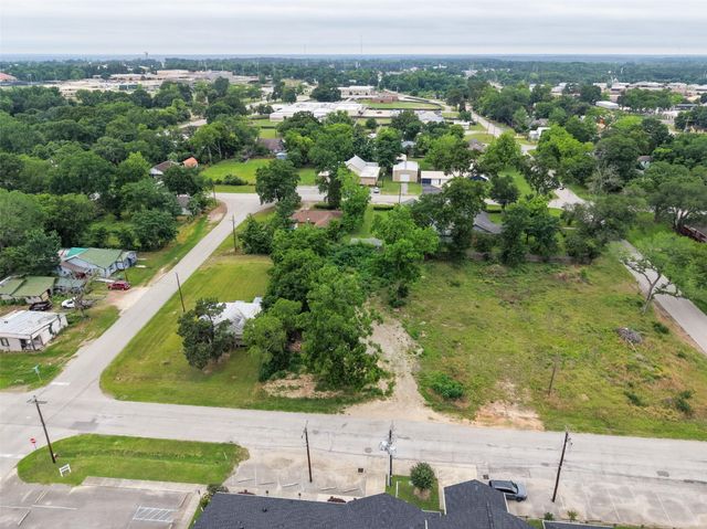 305 N Thomason Street, Willis, TX 77378
