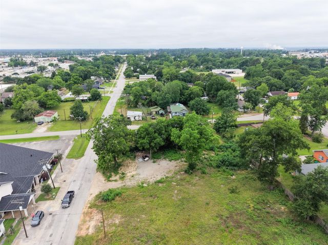 305 N Thomason Street, Willis, TX 77378