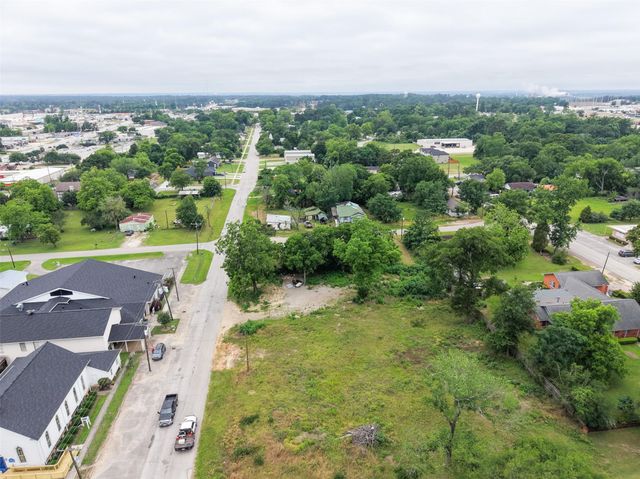 305 N Thomason Street, Willis, TX 77378