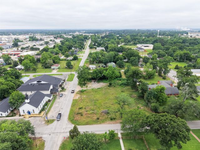 305 N Thomason Street, Willis, TX 77378
