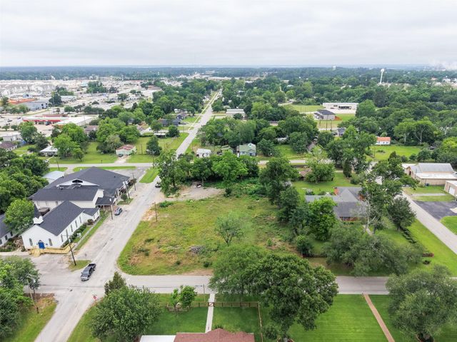 305 N Thomason Street, Willis, TX 77378