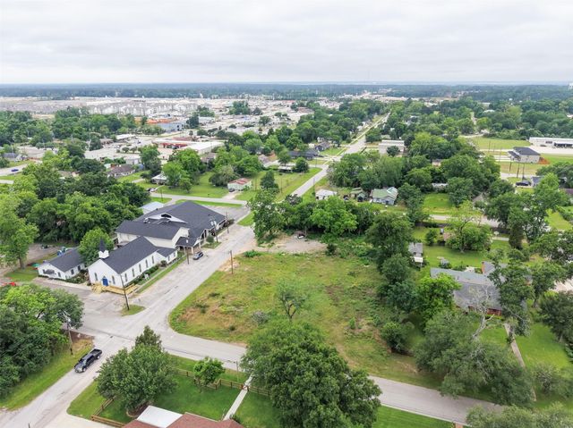 305 N Thomason Street, Willis, TX 77378