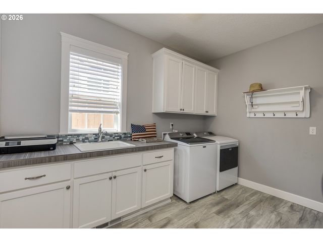 781 E MCKINLEY St, Carlton, OR 97111