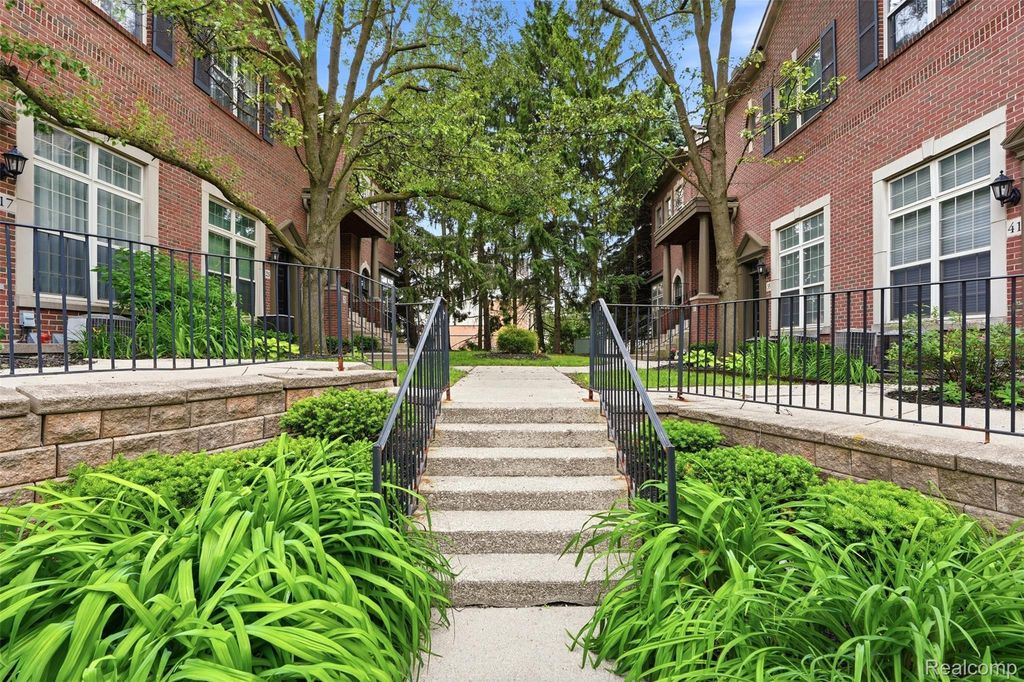 37 W Village Lane, Dearborn, MI 48124