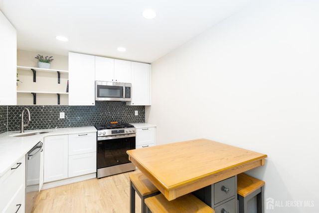 130 Albury Way, North Brunswick, NJ 08902