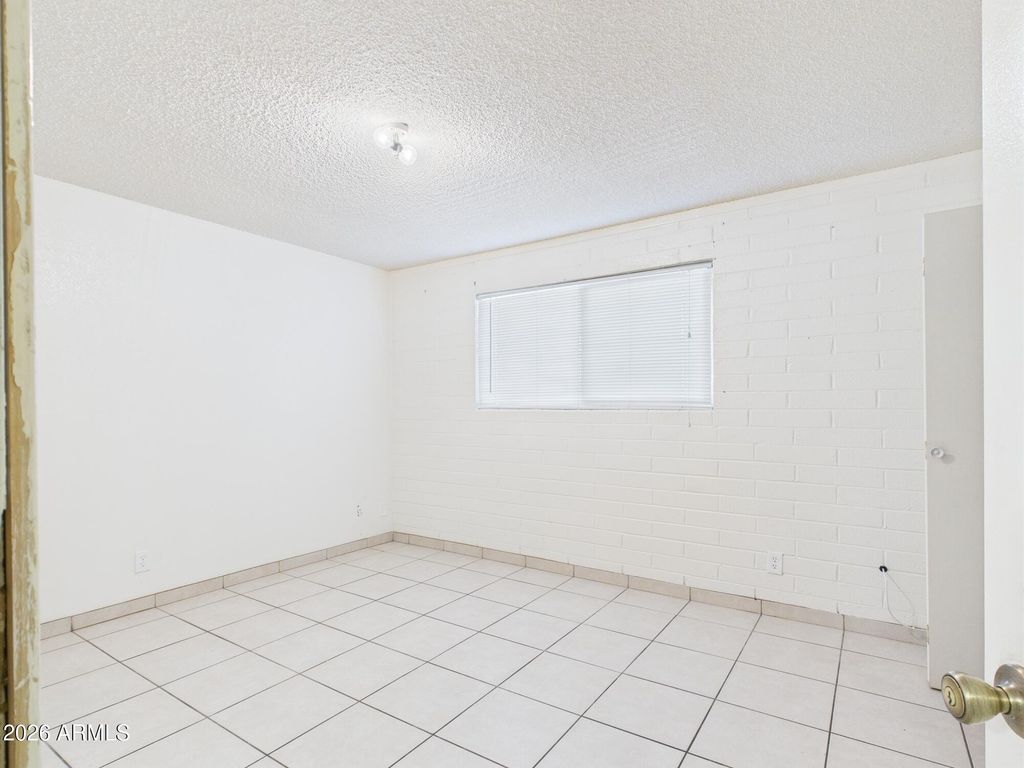 Image 4 of property listing at 3027 N 37TH Street, Phoenix, AZ 85018