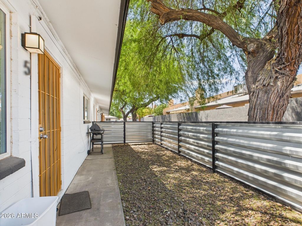 Image 5 of property listing at 3027 N 37TH Street, Phoenix, AZ 85018