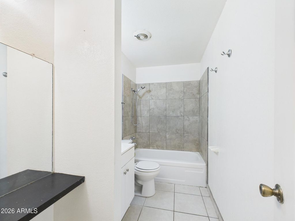 Image 6 of property listing at 3027 N 37TH Street, Phoenix, AZ 85018