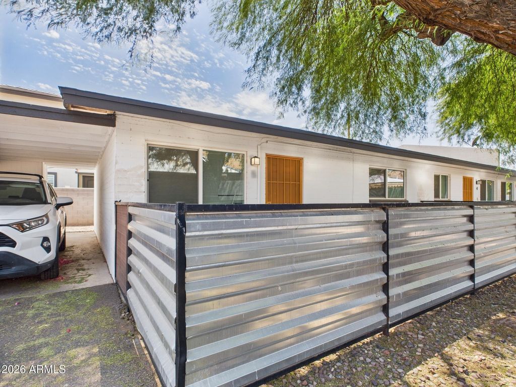 Image 7 of property listing at 3027 N 37TH Street, Phoenix, AZ 85018