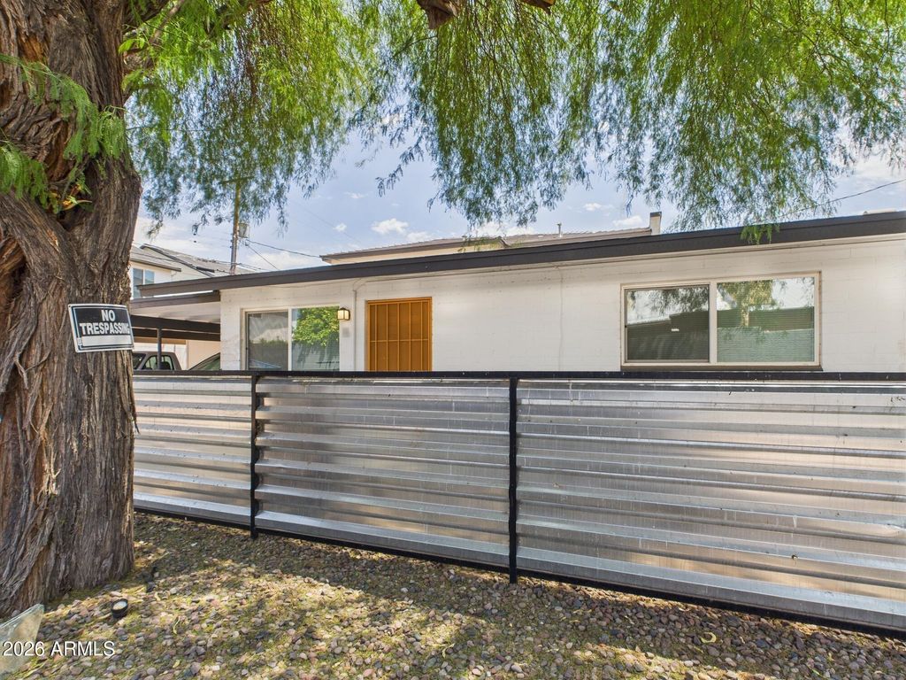 Image 8 of property listing at 3027 N 37TH Street, Phoenix, AZ 85018