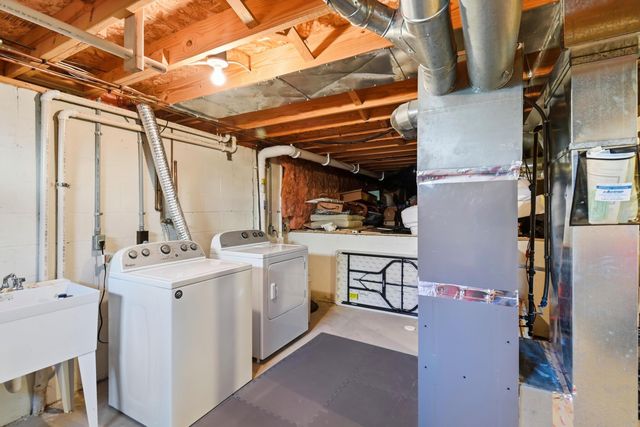 946 Lateglow Court, Newark, OH 43055