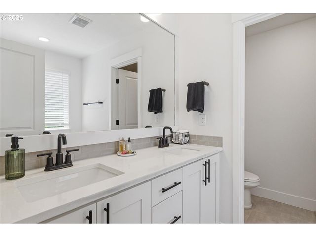 8525 N 1ST St, Ridgefield, WA 98642