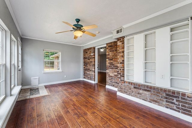 1600 S 26th Place, Rogers, AR 72758