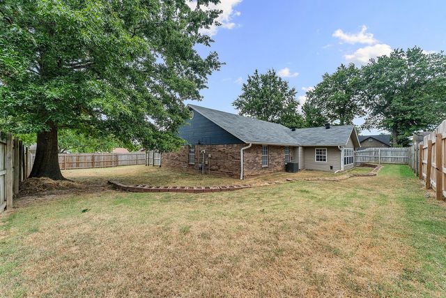 1600 S 26th Place, Rogers, AR 72758
