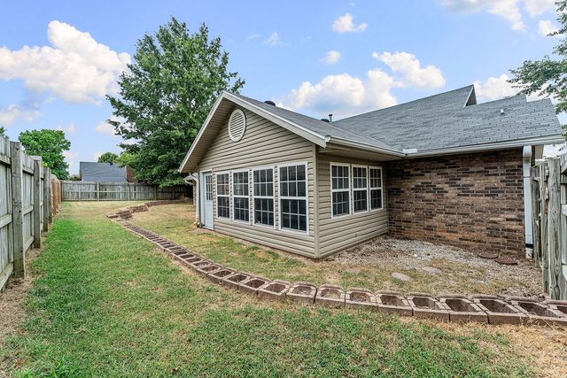 1600 S 26th Place, Rogers, AR 72758