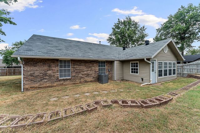 1600 S 26th Place, Rogers, AR 72758