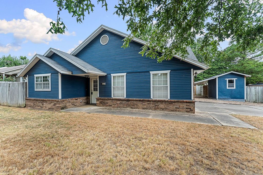 1600 S 26th Place, Rogers, AR 72758