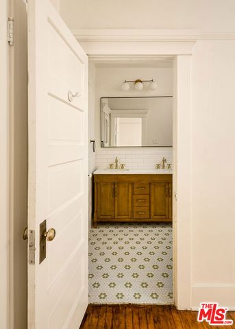 2332 W 31st Street, Los Angeles, CA 90018