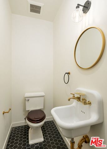 2332 W 31st Street, Los Angeles, CA 90018