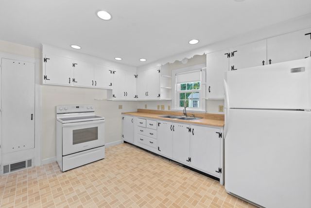 5 Winston Rd, Worcester, MA 01606