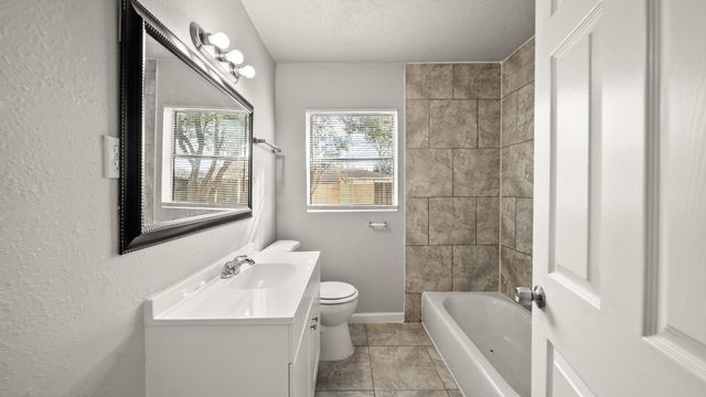 6809 W Bayou Drive W, Hitchcock, TX 77563