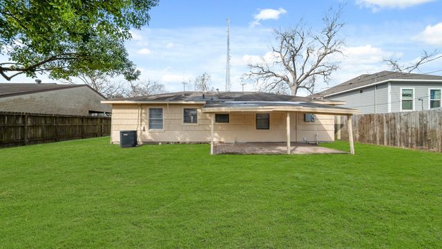 6809 W Bayou Drive W, Hitchcock, TX 77563