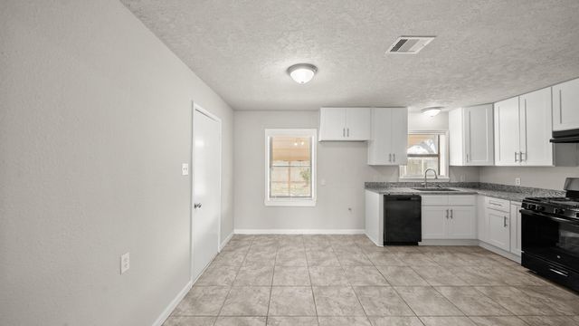 6809 W Bayou Drive W, Hitchcock, TX 77563