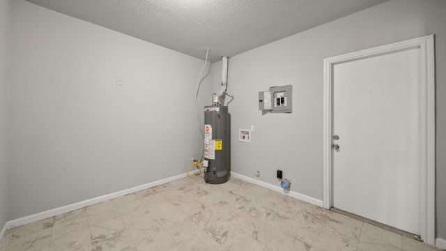 6809 W Bayou Drive W, Hitchcock, TX 77563