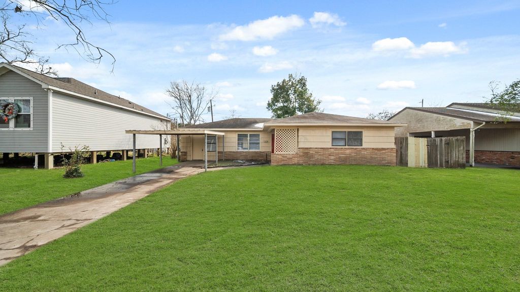 6809 W Bayou Drive W, Hitchcock, TX 77563