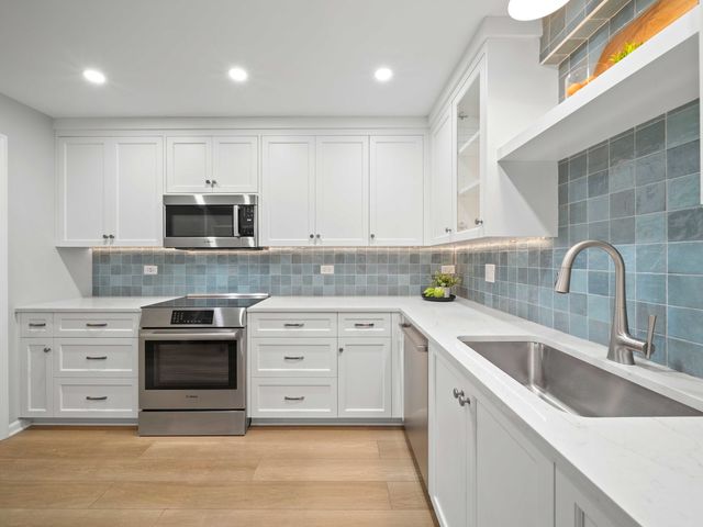 680 Green Bay Road 306, Winnetka, IL 60093