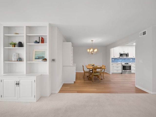 680 Green Bay Road 306, Winnetka, IL 60093