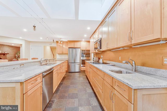 920 HOLLY RUN CT, Great Falls, VA 22066