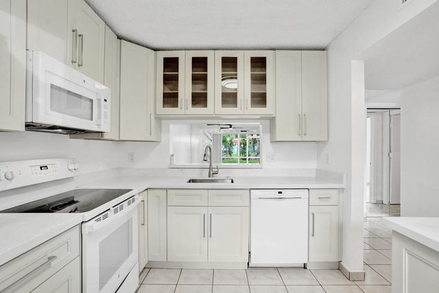 3081 HOLIDAY SPRINGS Boulevard 102-6, Margate, FL 33063