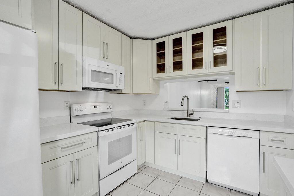 3081 HOLIDAY SPRINGS Boulevard 102-6, Margate, FL 33063