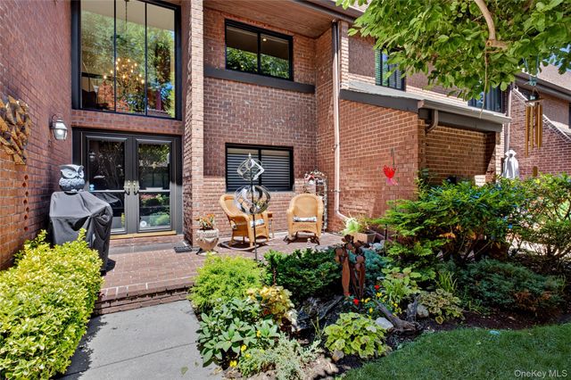 20 Fox Ridge, Roslyn, NY 11576