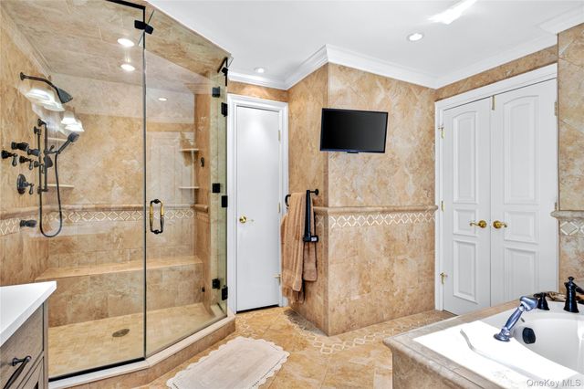 20 Fox Ridge, Roslyn, NY 11576