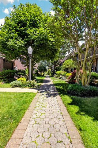 20 Fox Ridge, Roslyn, NY 11576