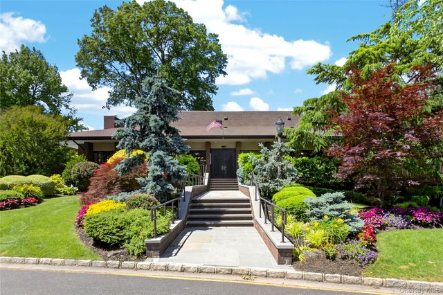 20 Fox Ridge, Roslyn, NY 11576