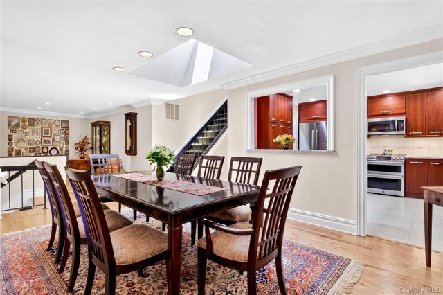 20 Fox Ridge, Roslyn, NY 11576