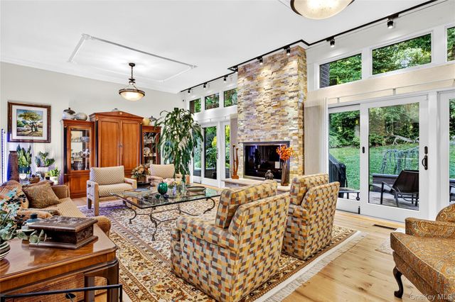 20 Fox Ridge, Roslyn, NY 11576