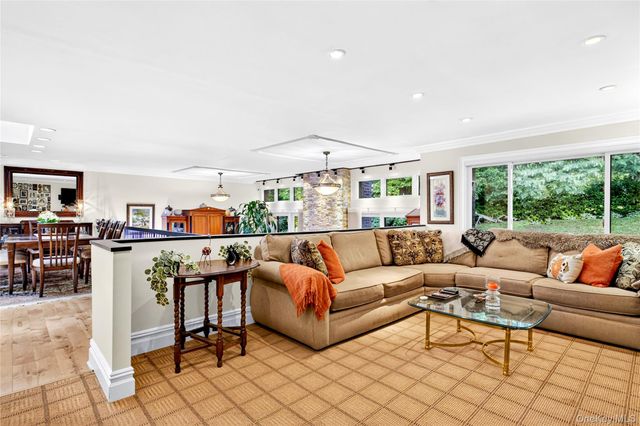 20 Fox Ridge, Roslyn, NY 11576