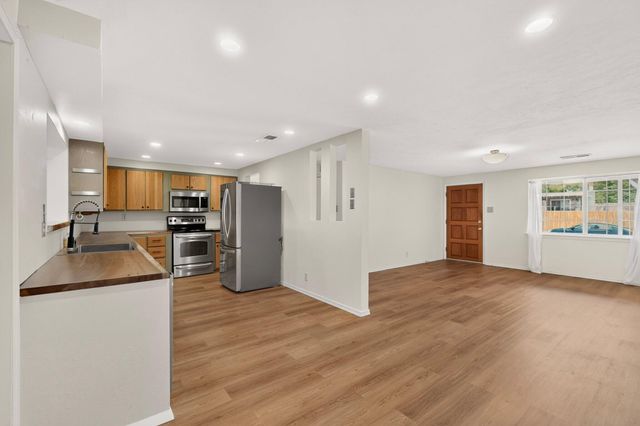 1517 Tomasita Street NE, Albuquerque, NM 87112