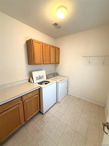 71 Grandview Circle, White Lake, MI 48386